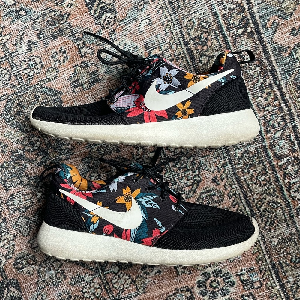 Nike Roshe Run Sneaker, Aloha Print, Size 5